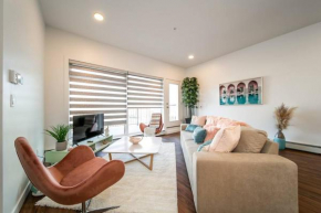 Steamy Romantic Greek Corneer Suite King U/G Wifi Edmonton